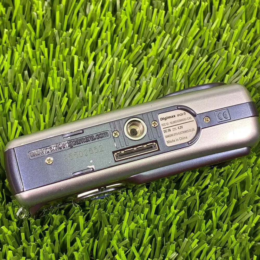 Samsung Digimax U-CA5 5.0 Megapixel Digital Camera with Kastar Battery, Charger,